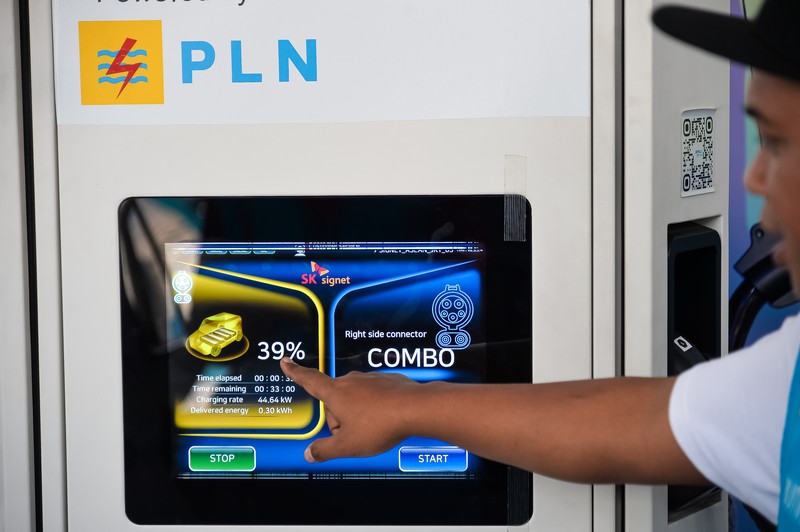 Seorang petugas Stasiun Pengisian Kendaraan Listrik Umum (SPKLU) mengisi daya kendaraan listrik yang digunakan selama KTT ke-43 ASEAN di Jakarta, Sabtu (2/9/2023). Seorang petugas Stasiun Pengisian Kendaraan Listrik Umum (SPKLU) mengisi daya kendaraan listrik yang digunakan selama KTT ke-43 ASEAN di Jakarta, Sabtu (2/9/2023). (Dok. Media Center KTT ASEAN 2023/Risa Krisadhi/pras)