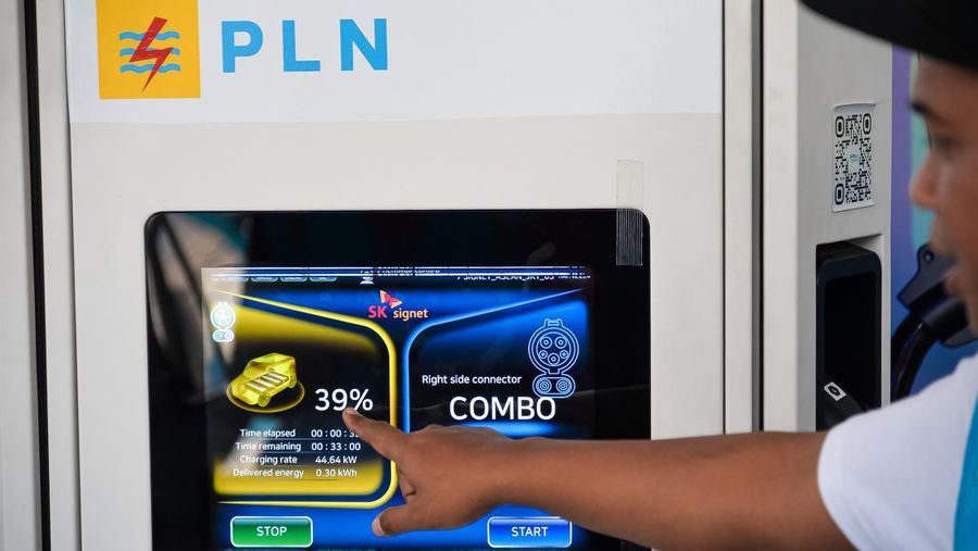 Seorang petugas Stasiun Pengisian Kendaraan Listrik Umum (SPKLU) mengisi daya kendaraan listrik yang digunakan selama KTT ke-43 ASEAN di Jakarta, Sabtu (2/9/2023). (Dok. Media Center KTT ASEAN 2023/Risa Krisadhi/pras)