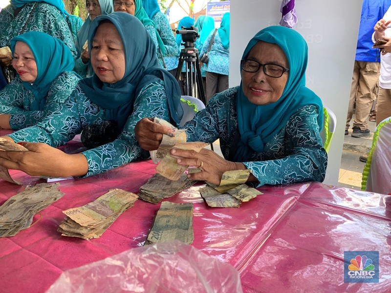 Bank Indonesia (BI) telah melangsungkan ekspedisi rupiah berdaulat di dua pulau terpencil, yakni Banda Neira dan Tual. Dalam penukaran uang, BI menemukan rupiah yang bentuknya sudah tidak layak. Bank Indonesia (BI) telah melangsungkan ekspedisi rupiah berdaulat di dua pulau terpencil, yakni Banda Neira dan Tual. Dalam penukaran uang, BI menemukan rupiah yang bentuknya sudah tidak layak. (CNBC Indonesia/Maikel Jefriando)