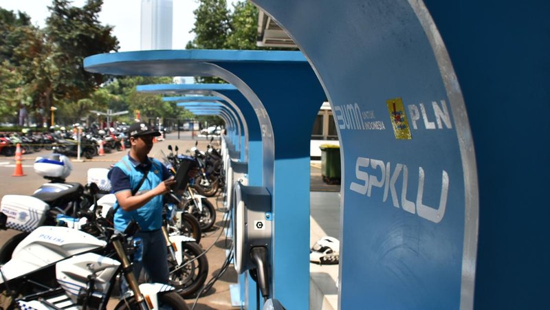 Seorang petugas Stasiun Pengisian Kendaraan Listrik Umum (SPKLU) mengisi daya kendaraan listrik yang digunakan selama KTT ke-43 ASEAN di Jakarta, Sabtu (2/9/2023). (Dok. Media Center KTT ASEAN 2023/Risa Krisadhi/pras)