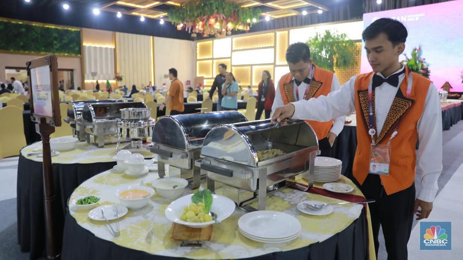 Seorang wartawan beraktivitas di ruang Media Center Konferensi Tingkat Tinggi (KTT) Ke-43 ASEAN, JCC Senayan, Jakarta, Minggu (3/9/2023). (CNBC Indonesia/Muhammad Sabki)
