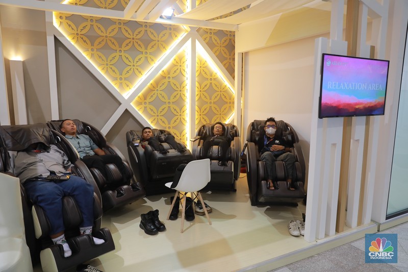 Jurnalis memanfaatkan fasilitas kursi pijat di area relaksasi Media Center Konferensi Tingkat Tinggi (KTT) ke-43 ASEAN di Jakarta, Minggu (3/9/2023). (Dok. Media Center KTT ASEAN 2023/Dwi Prasetya/foc)
