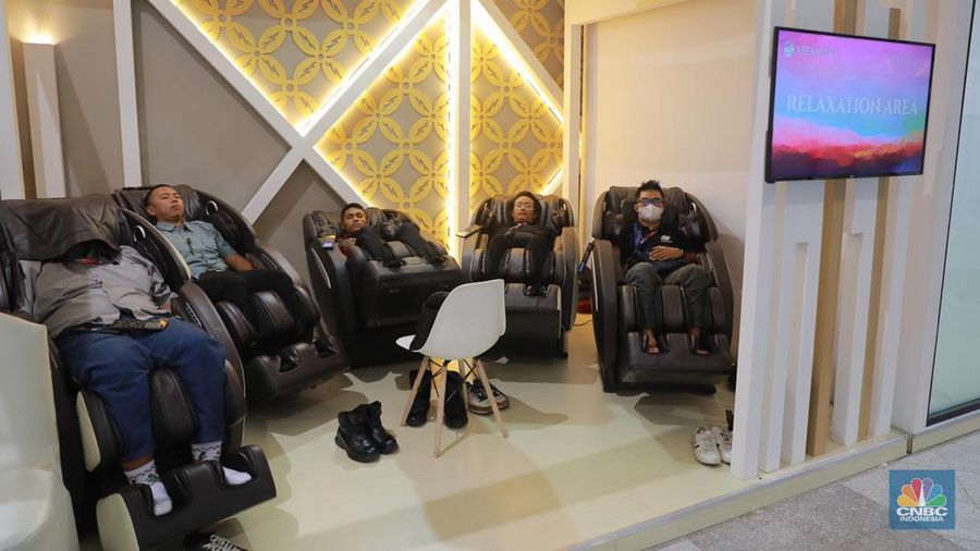 Jurnalis memanfaatkan fasilitas kursi pijat di area relaksasi Media Center Konferensi Tingkat Tinggi (KTT) ke-43 ASEAN di Jakarta, Minggu (3/9/2023). (Dok. Media Center KTT ASEAN 2023/Dwi Prasetya/foc)