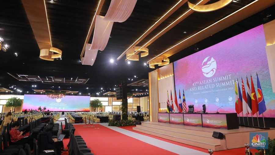Suasana ruangan media center Konferensi Tingkat Tinggi ke-43 ASEAN 2023 di Jakarta Convention Center, Senayan, Minggu (2/9/2023). (CNBC Indonesia/Muhammad Sabki)