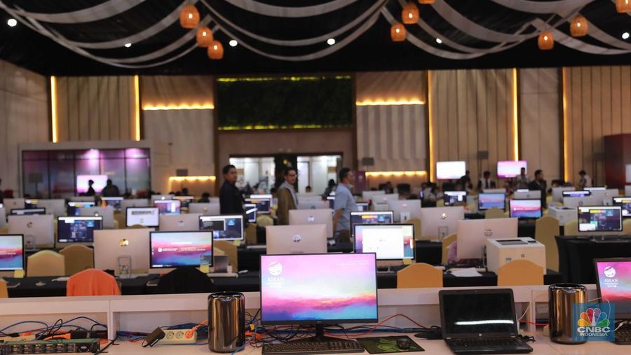 Suasana ruangan media center Konferensi Tingkat Tinggi ke-43 ASEAN 2023 di Jakarta Convention Center, Senayan, Minggu (2/9/2023). (վ/Muhammad Sabki)