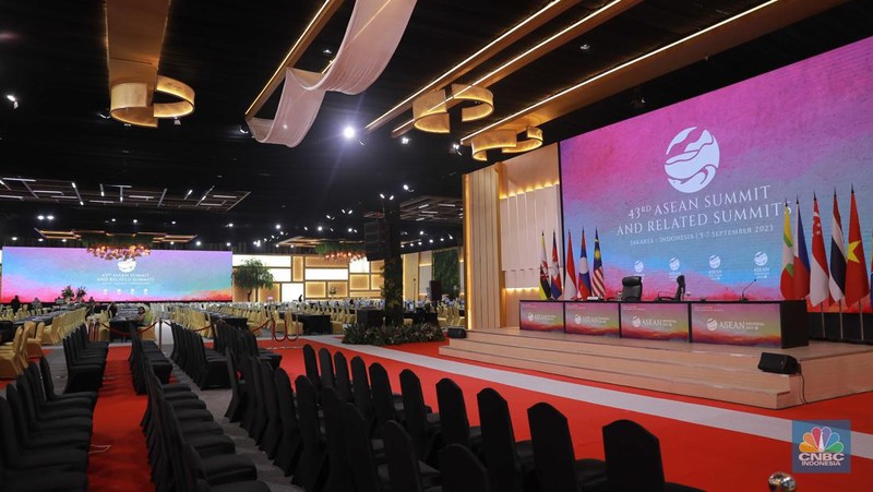 Suasana ruangan media center Konferensi Tingkat Tinggi ke-43 ASEAN 2023 di Jakarta Convention Center, Senayan, Minggu (2/9/2023). (CNBC Indonesia/Muhammad Sabki)