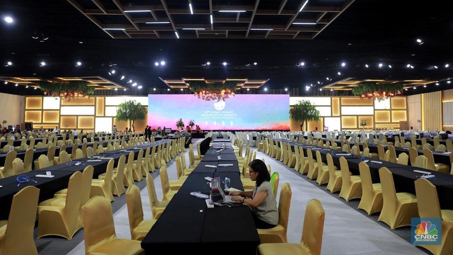 Suasana ruangan media center Konferensi Tingkat Tinggi ke-43 ASEAN 2023 di Jakarta Convention Center, Senayan, Minggu (2/9/2023). (CNBC Indonesia/Muhammad Sabki)