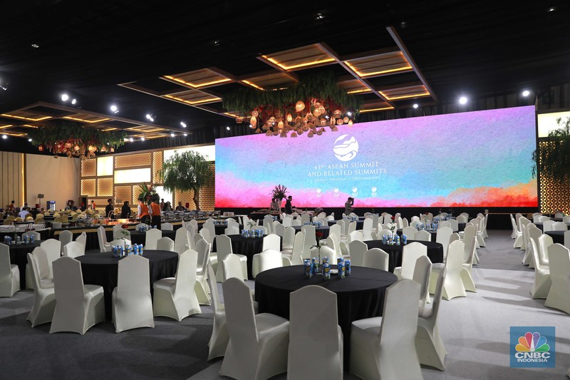 Suasana ruangan media center Konferensi Tingkat Tinggi ke-43 ASEAN 2023 di Jakarta Convention Center, Senayan, Minggu (2/9/2023). Suasana ruangan media center Konferensi Tingkat Tinggi ke-43 ASEAN 2023 di Jakarta Convention Center, Senayan, Minggu (2/9/2023). (CNBC Indonesia/Muhammad Sabki)