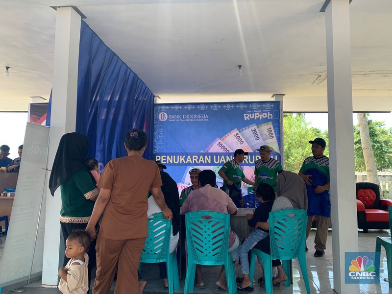 Tual menjadi wilayah kedua yang menjadi tujuan tim ekspedisi rupiah berdaulat Bank Indonesia (BI). Warga setempat tampak antusias mengikuti penukaran uang. Tual menjadi wilayah kedua yang menjadi tujuan tim ekspedisi rupiah berdaulat Bank Indonesia (BI). Warga setempat tampak antusias mengikuti penukaran uang. (CNBC Indonesia/Maikel Jefriando)