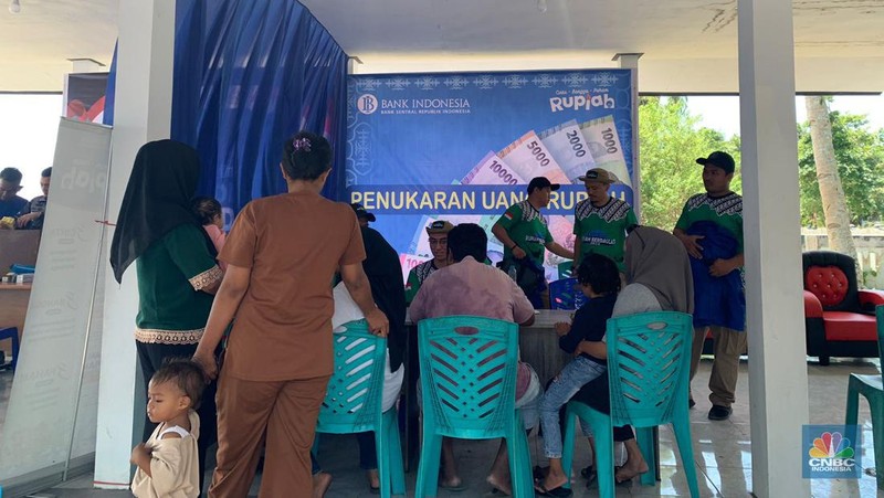 Tual menjadi wilayah kedua yang menjadi tujuan tim ekspedisi rupiah berdaulat Bank Indonesia (BI). Warga setempat tampak antusias mengikuti penukaran uang. (CNBC Indonesia/Maikel Jefriando)