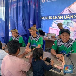 Ramai-ramai Warga Tual Serbu Kontainer BI Berisi Rp10 M