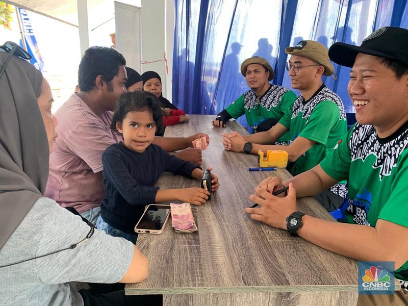 Tual menjadi wilayah kedua yang menjadi tujuan tim ekspedisi rupiah berdaulat Bank Indonesia (BI). Warga setempat tampak antusias mengikuti penukaran uang. Tual menjadi wilayah kedua yang menjadi tujuan tim ekspedisi rupiah berdaulat Bank Indonesia (BI). Warga setempat tampak antusias mengikuti penukaran uang. (CNBC Indonesia/Maikel Jefriando)
