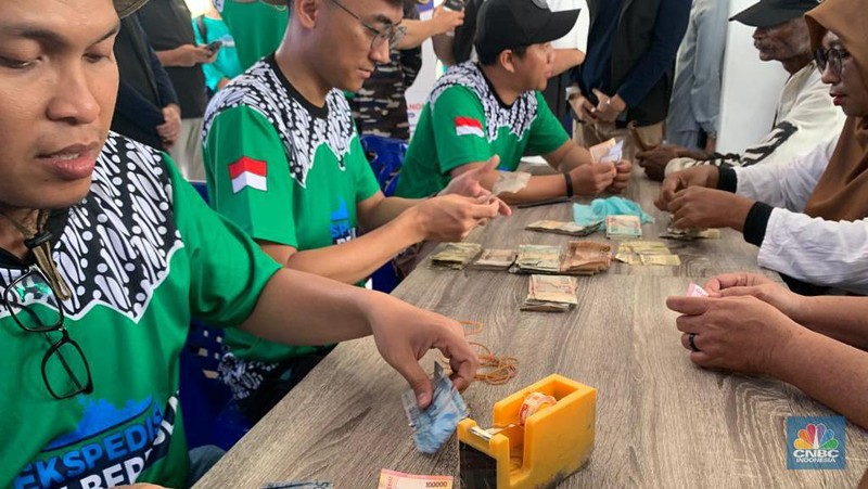 Tual menjadi wilayah kedua yang menjadi tujuan tim ekspedisi rupiah berdaulat Bank Indonesia (BI). Warga setempat tampak antusias mengikuti penukaran uang. (CNBC Indonesia/Maikel Jefriando)