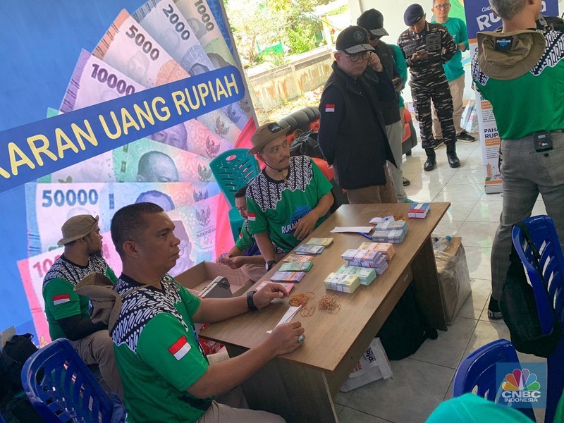 Tual menjadi wilayah kedua yang menjadi tujuan tim ekspedisi rupiah berdaulat Bank Indonesia (BI). Warga setempat tampak antusias mengikuti penukaran uang. (CNBC Indonesia/Maikel Jefriando)