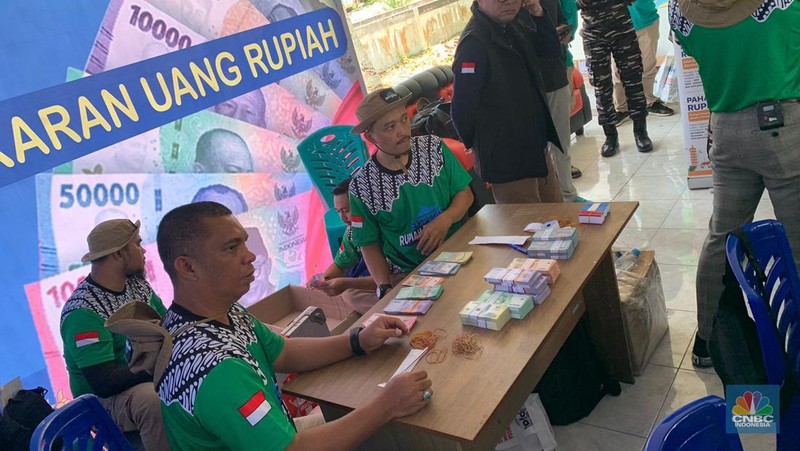 Tual menjadi wilayah kedua yang menjadi tujuan tim ekspedisi rupiah berdaulat Bank Indonesia (BI). Warga setempat tampak antusias mengikuti penukaran uang. (CNBC Indonesia/Maikel Jefriando)