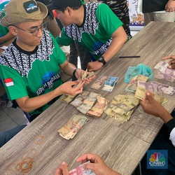 Ramai-Ramai Warga Tual Serbu Kontainer BI Berisi Rp10 M