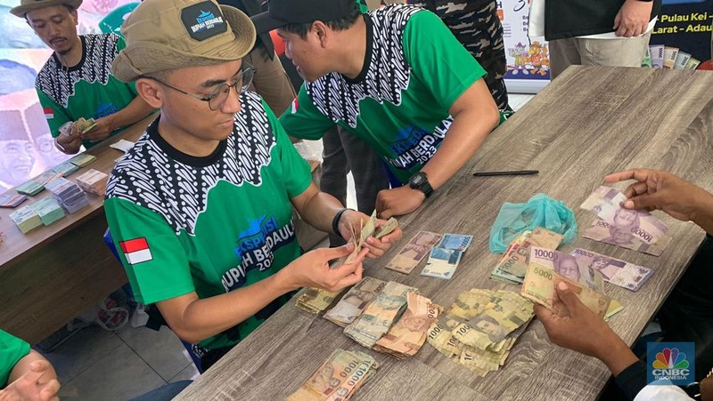 Tual menjadi wilayah kedua yang menjadi tujuan tim ekspedisi rupiah berdaulat Bank Indonesia (BI). Warga setempat tampak antusias mengikuti penukaran uang. (CNBC Indonesia/Maikel Jefriando)