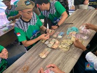 Ramai-Ramai Warga Tual Serbu Kontainer BI Berisi Rp10 M