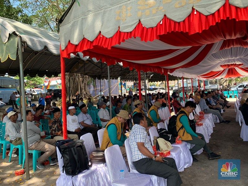 Tual menjadi wilayah kedua yang menjadi tujuan tim ekspedisi rupiah berdaulat Bank Indonesia (BI). Warga setempat tampak antusias mengikuti penukaran uang. Tual menjadi wilayah kedua yang menjadi tujuan tim ekspedisi rupiah berdaulat Bank Indonesia (BI). Warga setempat tampak antusias mengikuti penukaran uang. (CNBC Indonesia/Maikel Jefriando)