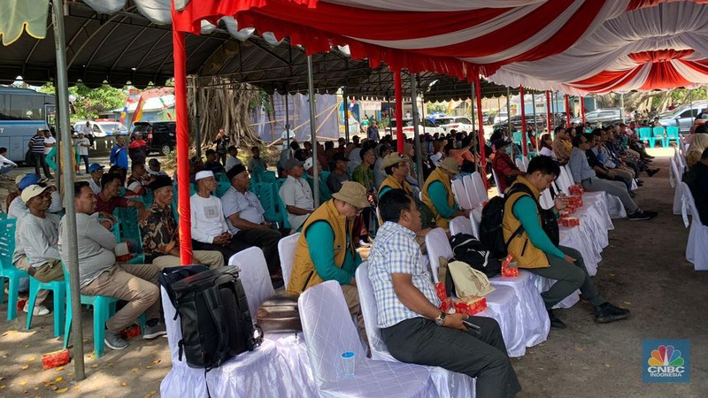 Tual menjadi wilayah kedua yang menjadi tujuan tim ekspedisi rupiah berdaulat Bank Indonesia (BI). Warga setempat tampak antusias mengikuti penukaran uang. (CNBC Indonesia/Maikel Jefriando)