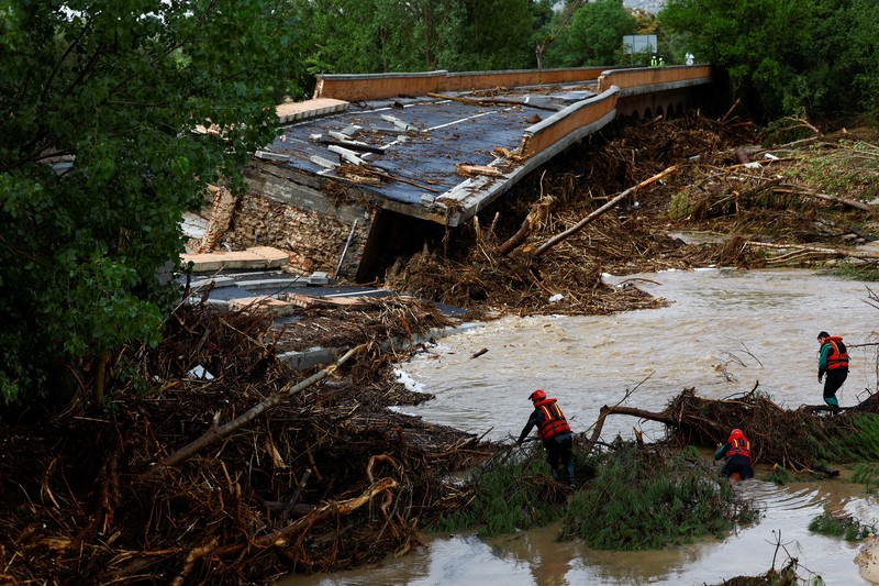Aliran air banjir deras di samping rumah-rumah di Alcanar, Spanyol pada 3 September 2023 dalam gambar diam yang diperoleh dari video media sosial. (Maite Garcia-Cooper via REUTERS)