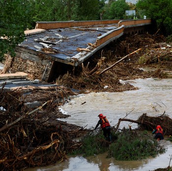 Penampakan Spanyol Porakporanda Dihantam Banjir Bandang