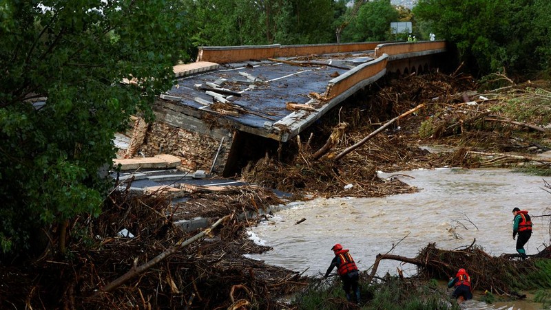 Aliran air banjir deras di samping rumah-rumah di Alcanar, Spanyol pada 3 September 2023 dalam gambar diam yang diperoleh dari video media sosial. (Maite Garcia-Cooper via REUTERS)
