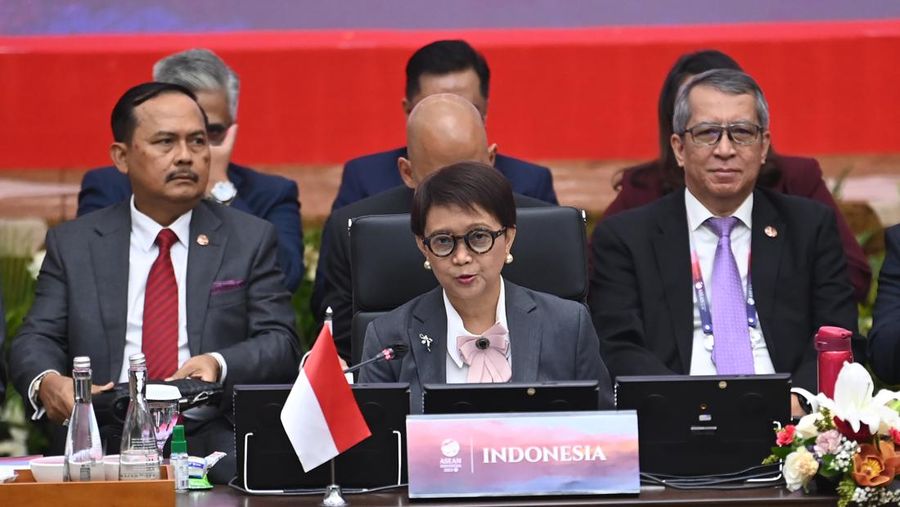Minister of Foreign Affairs of the Republic of Indonesia, Retno Marsudi, delivers speech during the opening of ASEAN Foreign Ministers’ Meeting at the ASEAN Secretariat, Jakarta, Monday (4/9/2023). Media Center of The ASEAN Summit 2023/Aditya Pradana Putra/pras.
*** Local Caption *** Menteri Luar Negeri RI Retno Marsudi memberikan sambutan saat pembukaan Pertemuan Menteri Luar Negeri ASEAN (AMM) di Gedung Sekretariat ASEAN, Jakarta, Senin (4/9/2023). Media Center KTT ASEAN 2023/Aditya Pradana Putra/pras.
