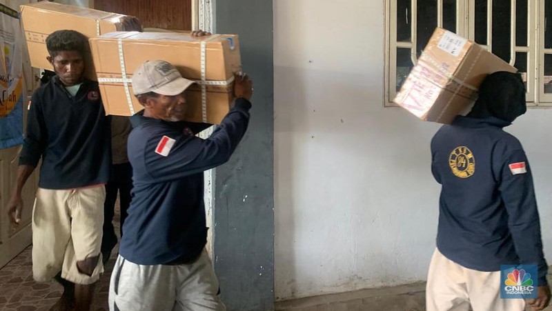 Ekspedisi rupiah berdaulat Maluku kini tiba di lokasi ketiga, yaitu kota Dobo. Sebanyak Rp 4 miliar uang baru telah disiapkan untuk ditukarkan ke masyarakat yang memiliki uang tidak layak edar. (CNBC Indonesia/Maikel Jefriando)