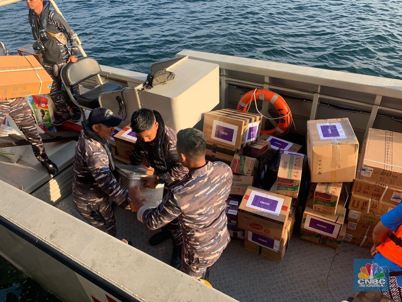 Ekspedisi rupiah berdaulat Maluku kini tiba di lokasi ketiga, yaitu kota Dobo. Sebanyak Rp 4 miliar uang baru telah disiapkan untuk ditukarkan ke masyarakat yang memiliki uang tidak layak edar. (CNBC Indonesia/Maikel Jefriando) Ekspedisi rupiah berdaulat Maluku kini tiba di lokasi ketiga, yaitu kota Dobo. Sebanyak Rp 4 miliar uang baru telah disiapkan untuk ditukarkan ke masyarakat yang memiliki uang tidak layak edar. (CNBC Indonesia/Maikel Jefriando)