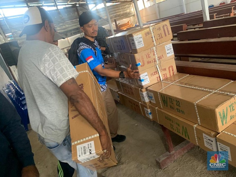 Ekspedisi rupiah berdaulat Maluku kini tiba di lokasi ketiga, yaitu kota Dobo. Sebanyak Rp 4 miliar uang baru telah disiapkan untuk ditukarkan ke masyarakat yang memiliki uang tidak layak edar. (CNBC Indonesia/Maikel Jefriando) Ekspedisi rupiah berdaulat Maluku kini tiba di lokasi ketiga, yaitu kota Dobo. Sebanyak Rp 4 miliar uang baru telah disiapkan untuk ditukarkan ke masyarakat yang memiliki uang tidak layak edar. (CNBC Indonesia/Maikel Jefriando)