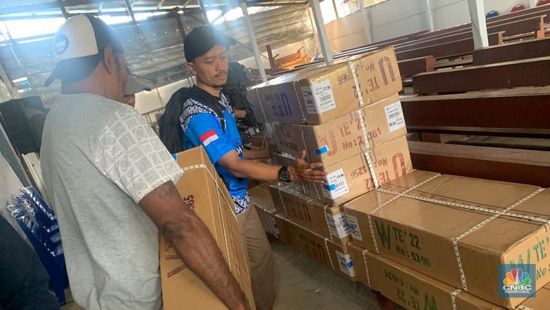 Ekspedisi rupiah berdaulat Maluku kini tiba di lokasi ketiga, yaitu kota Dobo. Sebanyak Rp 4 miliar uang baru telah disiapkan untuk ditukarkan ke masyarakat yang memiliki uang tidak layak edar. (CNBC Indonesia/Maikel Jefriando)