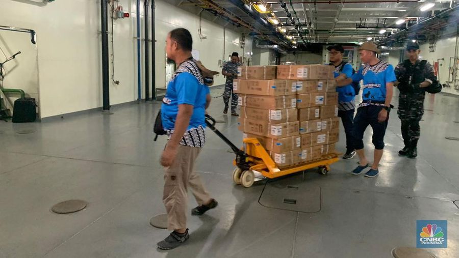 Ekspedisi rupiah berdaulat Maluku kini tiba di lokasi ketiga, yaitu kota Dobo. Sebanyak Rp 4 miliar uang baru telah disiapkan untuk ditukarkan ke masyarakat yang memiliki uang tidak layak edar. (CNBC Indonesia/Maikel Jefriando)