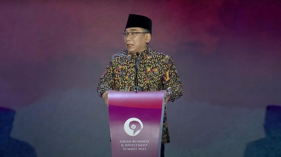 Ketua Umum (Ketum) Pengurus Besar Nahdlatul Ulama (PBNU) Yahya Cholil Staquf memberikan keynote speech dalam gelaran ASEAN Business & Investment Summit di Jakarta, Senin (4/9/2023).