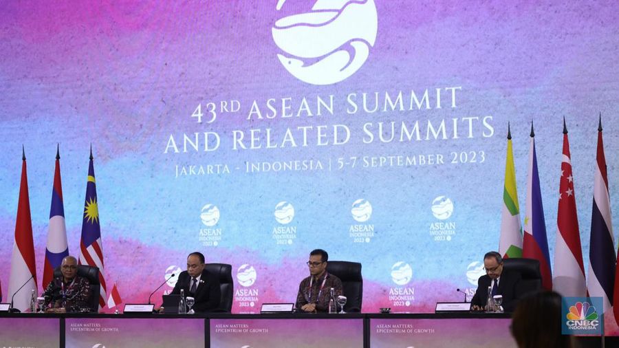 Menteri Komunikasi dan Informatika (Menkominfo) Budi Arie Setiadi saat konferensi pers peresmian Ruang Media, di Hall B JCC, Senayan, Jakarta, Senin (4/9/2023). (CNBC Indonesia/Tri Susilo)