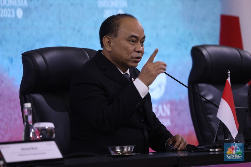 Menteri Komunikasi dan Informatika (Menkominfo) Budi Arie Setiadi saat peresmian Ruang Media, di Hall B JCC, Senayan, Jakarta, Senin (4/9/2023). (CNBC Indonesia/Tri Susilo) Menteri Komunikasi dan Informatika (Menkominfo) Budi Arie Setiadi saat peresmian Ruang Media, di Hall B JCC, Senayan, Jakarta, Senin (4/9/2023). (CNBC Indonesia/Tri Susilo)