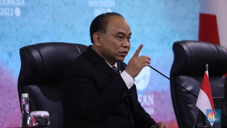 Menteri Komunikasi dan Informatika (Menkominfo) Budi Arie Setiadi saat konferensi pers peresmian Ruang Media, di Hall B JCC, Senayan, Jakarta, Senin (4/9/2023). (CNBC Indonesia/Tri Susilo)