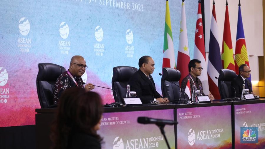 Menteri Komunikasi dan Informatika (Menkominfo) Budi Arie Setiadi saat konferensi pers peresmian Ruang Media, di Hall B JCC, Senayan, Jakarta, Senin (4/9/2023). (CNBC Indonesia/Tri Susilo)