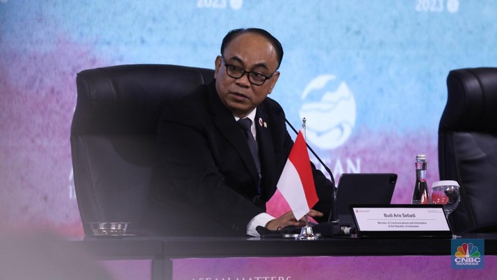 Menteri Komunikasi dan Informatika (Menkominfo) Budi Arie Setiadi saat konferensi pers peresmian Ruang Media, di Hall B JCC, Senayan, Jakarta, Senin (4/9/2023). (CNBC Indonesia/Tri Susilo)