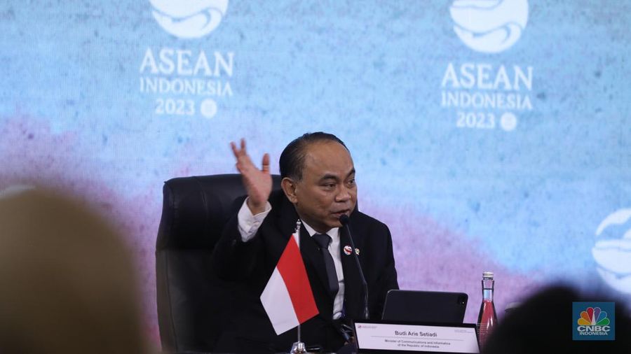 Menteri Komunikasi dan Informatika (Menkominfo) Budi Arie Setiadi saat konferensi pers peresmian Ruang Media, di Hall B JCC, Senayan, Jakarta, Senin (4/9/2023). (CNBC Indonesia/Tri Susilo)