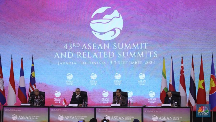 Menteri Komunikasi dan Informatika (Menkominfo) Budi Arie Setiadi saat konferensi pers peresmian Ruang Media, di Hall B JCC, Senayan, Jakarta, Senin (4/9/2023). (CNBC Indonesia/Tri Susilo)