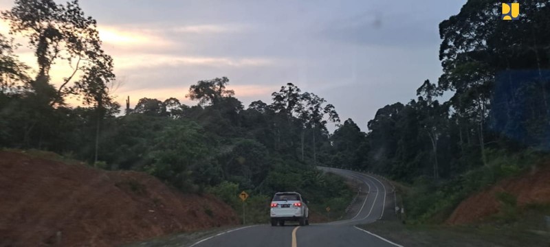 Menteri PUPR Basuki Hadimuljono bersama Ketua Komisi V DPR RI Lasarus dan Bupati Kapuas Hulu Fransiscus Diaan meninjau pembangunan Jalan Paralel Perbatasan Kalimantan Barat pada Minggu (3/9/2023). (Dok. Kementerian PUPR)