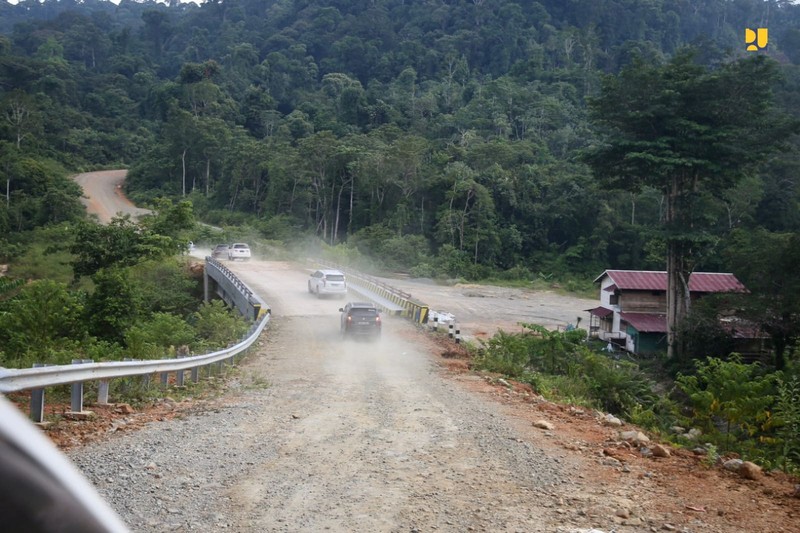 Menteri PUPR Basuki Hadimuljono bersama Ketua Komisi V DPR RI Lasarus dan Bupati Kapuas Hulu Fransiscus Diaan meninjau pembangunan Jalan Paralel Perbatasan Kalimantan Barat pada Minggu (3/9/2023). (Dok. Kementerian PUPR)