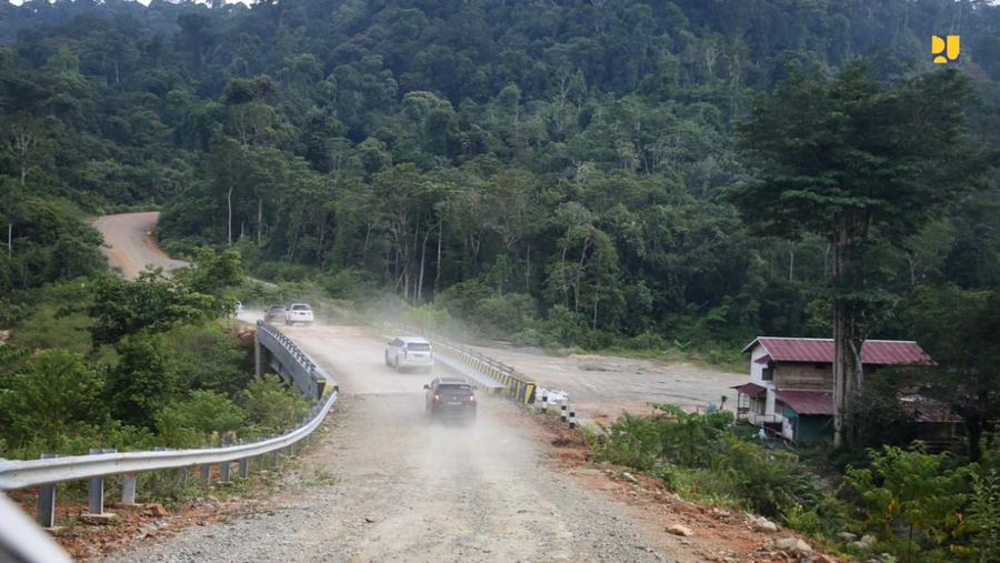 Menteri PUPR Basuki Hadimuljono bersama Ketua Komisi V DPR RI Lasarus dan Bupati Kapuas Hulu Fransiscus Diaan meninjau pembangunan Jalan Paralel Perbatasan Kalimantan Barat pada Minggu (3/9/2023). (Dok. Kementerian PUPR)