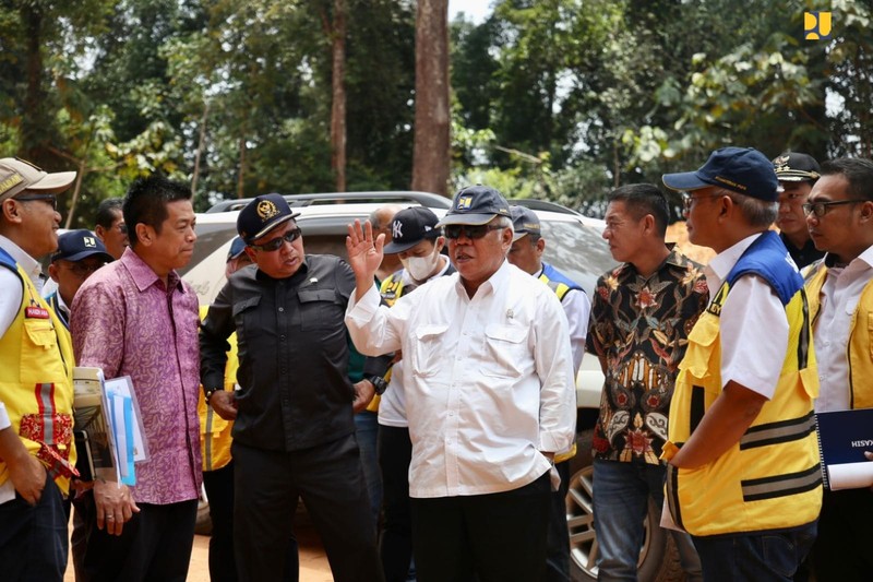 Menteri PUPR Basuki Hadimuljono bersama Ketua Komisi V DPR RI Lasarus dan Bupati Kapuas Hulu Fransiscus Diaan meninjau pembangunan Jalan Paralel Perbatasan Kalimantan Barat pada Minggu (3/9/2023). Menteri PUPR Basuki Hadimuljono bersama Ketua Komisi V DPR RI Lasarus dan Bupati Kapuas Hulu Fransiscus Diaan meninjau pembangunan Jalan Paralel Perbatasan Kalimantan Barat pada Minggu (3/9/2023). (Dok. Kementerian PUPR)