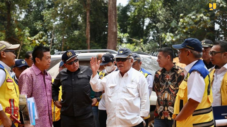 Menteri PUPR Basuki Hadimuljono bersama Ketua Komisi V DPR RI Lasarus dan Bupati Kapuas Hulu Fransiscus Diaan meninjau pembangunan Jalan Paralel Perbatasan Kalimantan Barat pada Minggu (3/9/2023). (Dok. Kementerian PUPR)