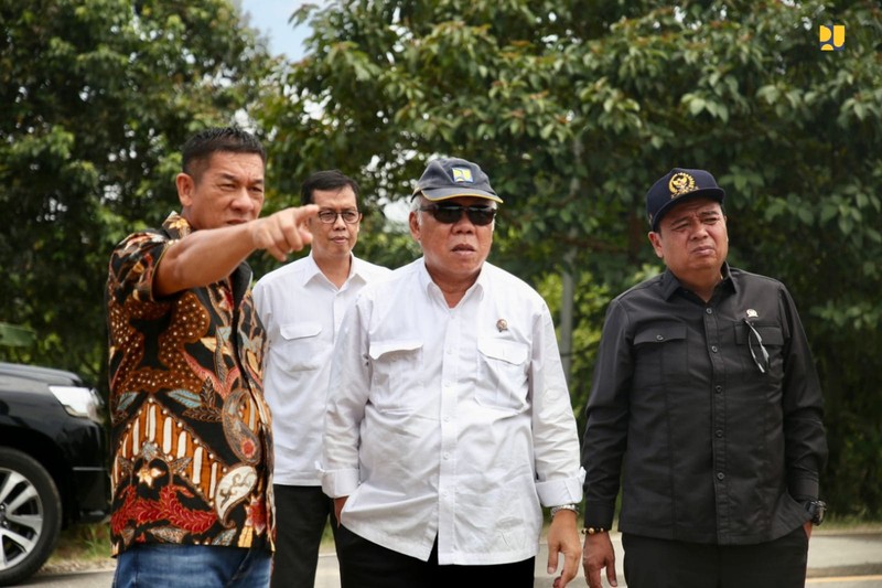 Menteri PUPR Basuki Hadimuljono bersama Ketua Komisi V DPR RI Lasarus dan Bupati Kapuas Hulu Fransiscus Diaan meninjau pembangunan Jalan Paralel Perbatasan Kalimantan Barat pada Minggu (3/9/2023). (Dok. Kementerian PUPR)