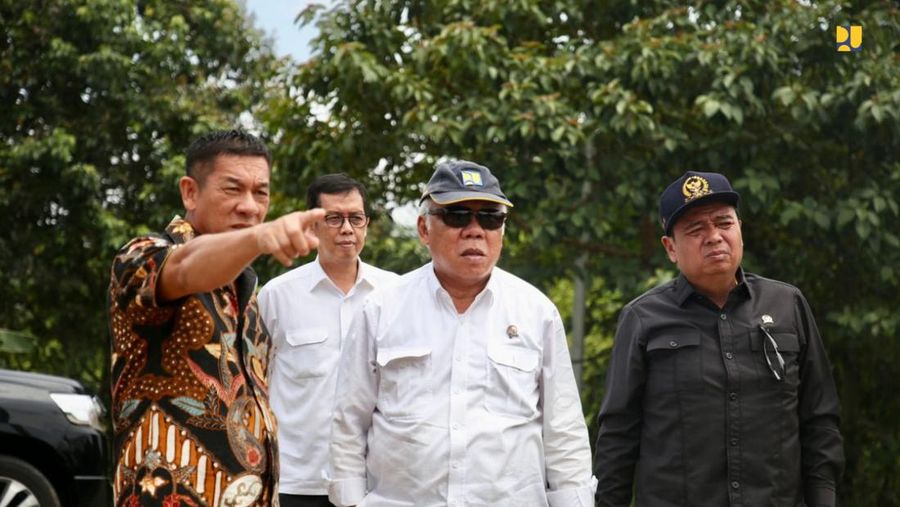 Menteri PUPR Basuki Hadimuljono bersama Ketua Komisi V DPR RI Lasarus dan Bupati Kapuas Hulu Fransiscus Diaan meninjau pembangunan Jalan Paralel Perbatasan Kalimantan Barat pada Minggu (3/9/2023). (Dok. Kementerian PUPR)
