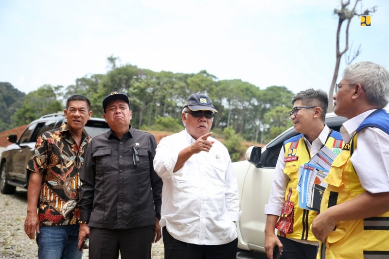 Menteri PUPR Basuki Hadimuljono bersama Ketua Komisi V DPR RI Lasarus dan Bupati Kapuas Hulu Fransiscus Diaan meninjau pembangunan Jalan Paralel Perbatasan Kalimantan Barat pada Minggu (3/9/2023). (Dok. Kementerian PUPR)