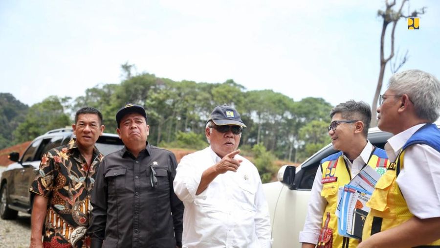 Menteri PUPR Basuki Hadimuljono bersama Ketua Komisi V DPR RI Lasarus dan Bupati Kapuas Hulu Fransiscus Diaan meninjau pembangunan Jalan Paralel Perbatasan Kalimantan Barat pada Minggu (3/9/2023). (Dok. Kementerian PUPR)